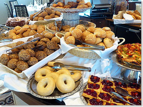Ein guter Start in den Tag: Umfangreiche Auswahl an Brötchen am Frühstücksbuffet im Restaurant.