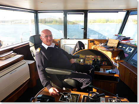 Er war schon in den sechziger Jahren mit der ersten HANSEATIC unterwegs: Relief Kapitän Hein Lütten auf der Brücke der ANESHA.