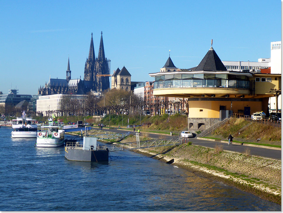 Die ANESHA nähert sich wieder dem Anleger in Köln: Viel zu schnell ist die kurze Flusstour nach Holland wieder zu Ende.   