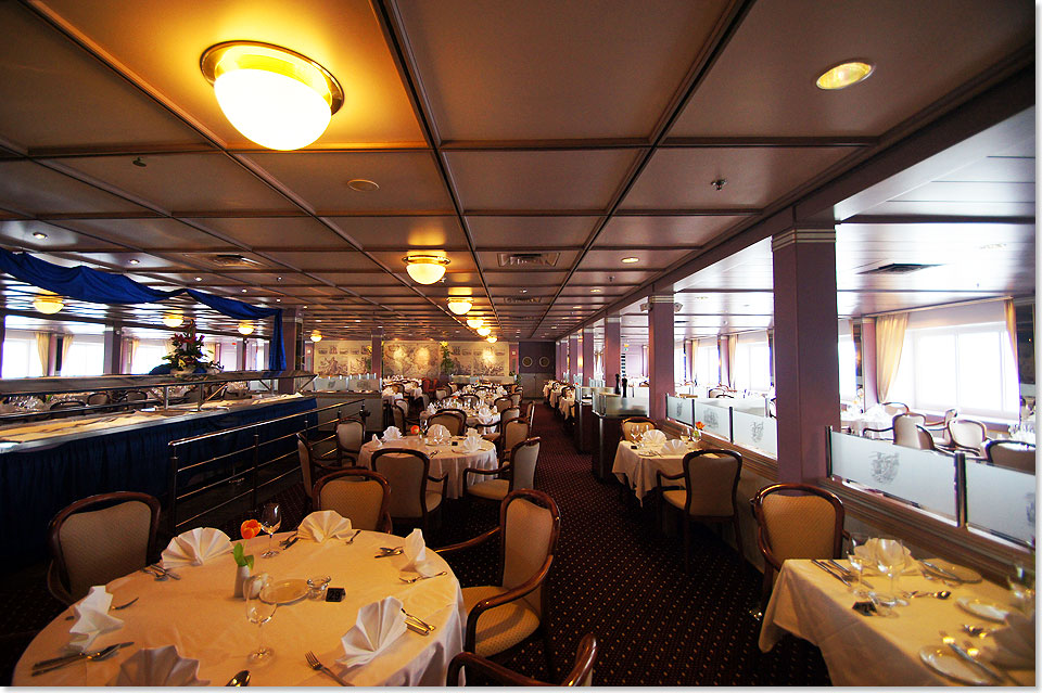 Der mittlere Teil des Waldorf Restaurants mit dem Salat-Buffet links.