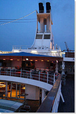 In der blauen Stunde auf dem Brckendeck achtern.