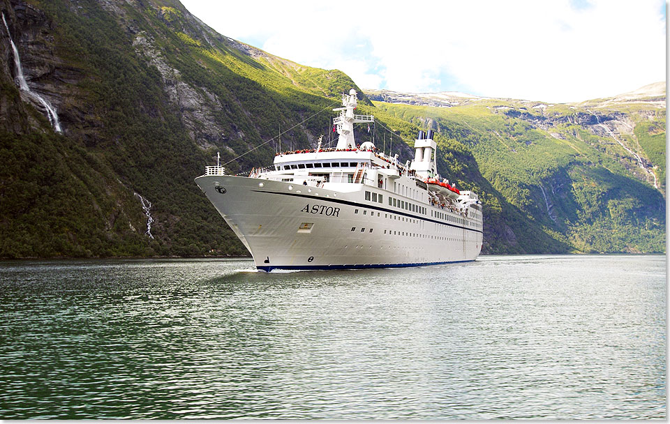 Die schneeweie ASTOR auf einer Nordland-Kreuzfahrt im Geirangerfjord